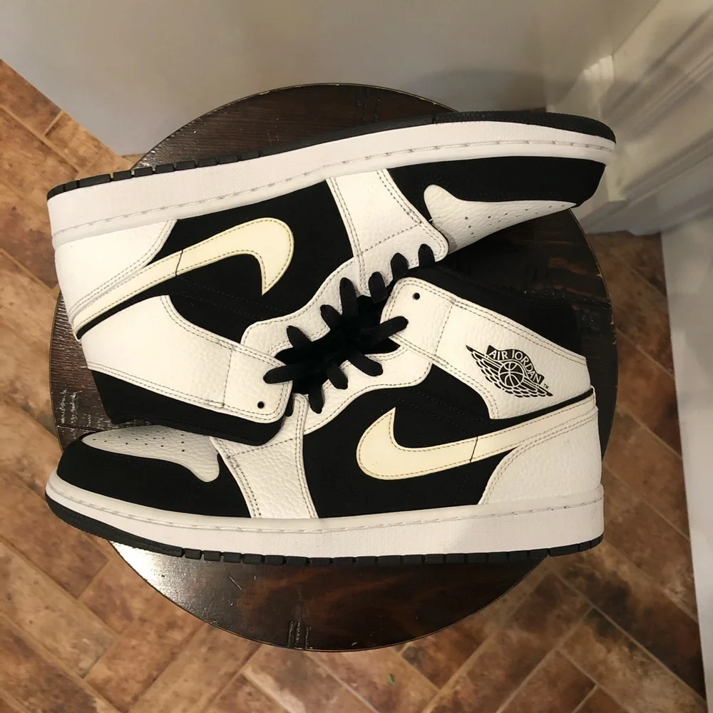 Air Jordan 1 Retro Mid “Tuxedo”